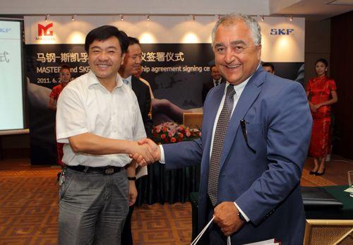 斯凯孚服务部总裁万达联先生与马钢股份公司 副总经理丁毅先生握手