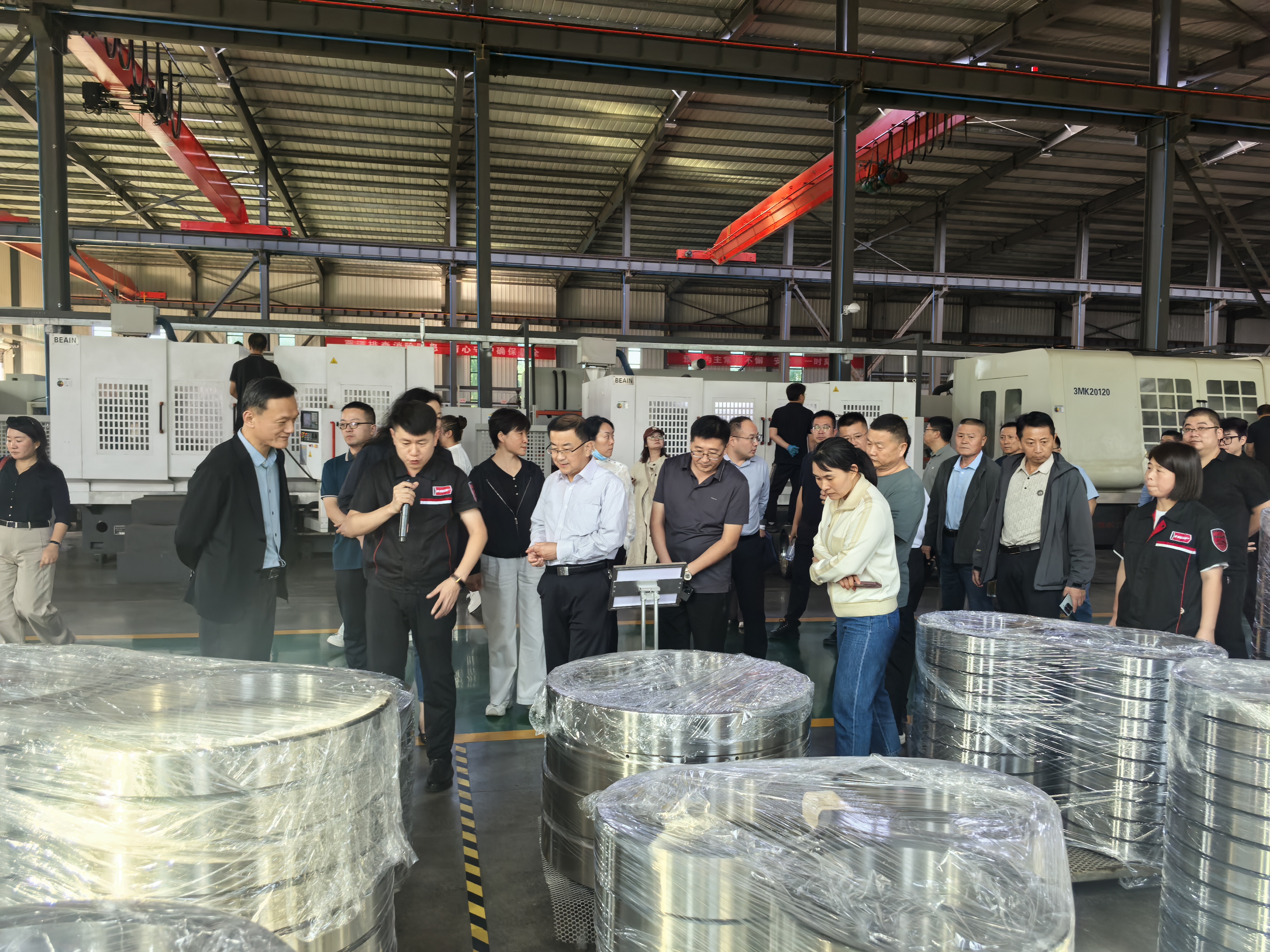 Leaders from the Development and Reform Commissions of Tai’an and Linqing visited Huagong Bearing for inspection and guidance