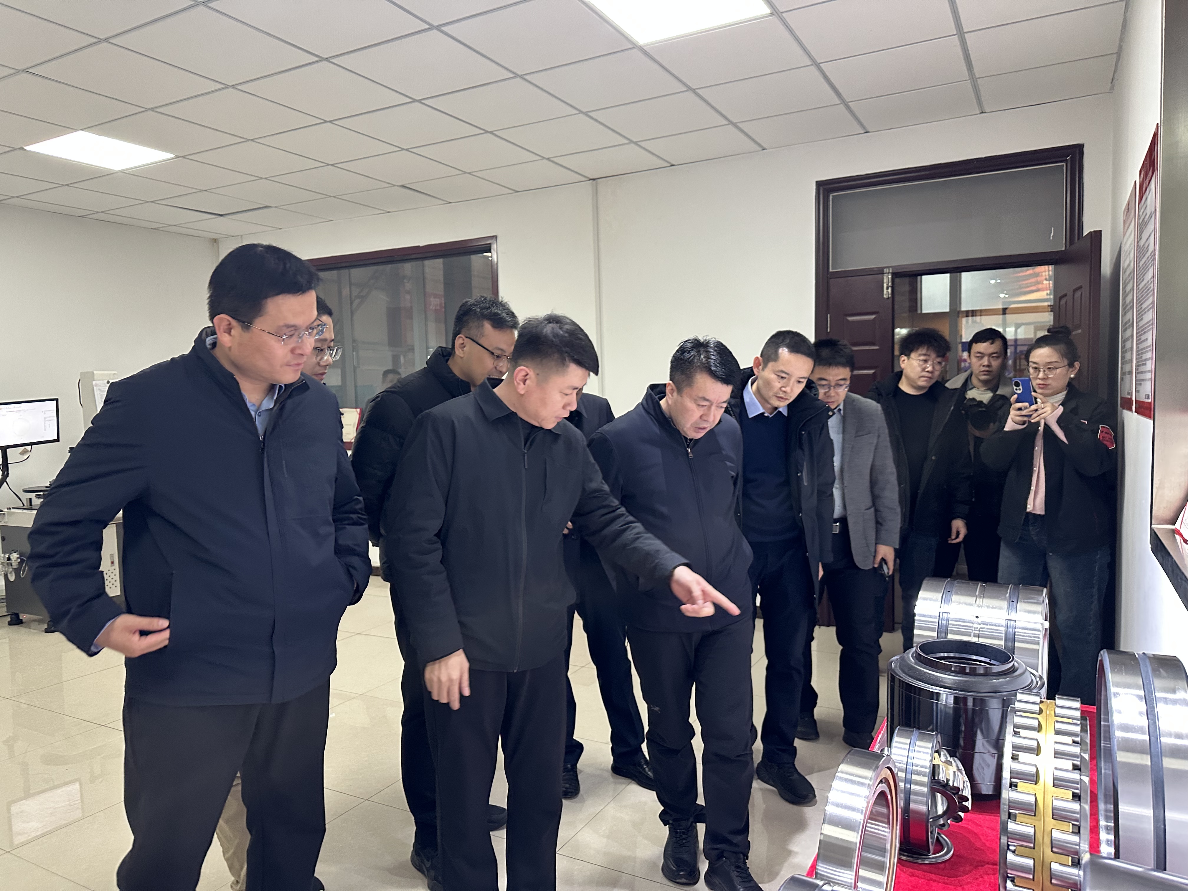 中国科学院院士李殿中亲临华工轴承指导工作