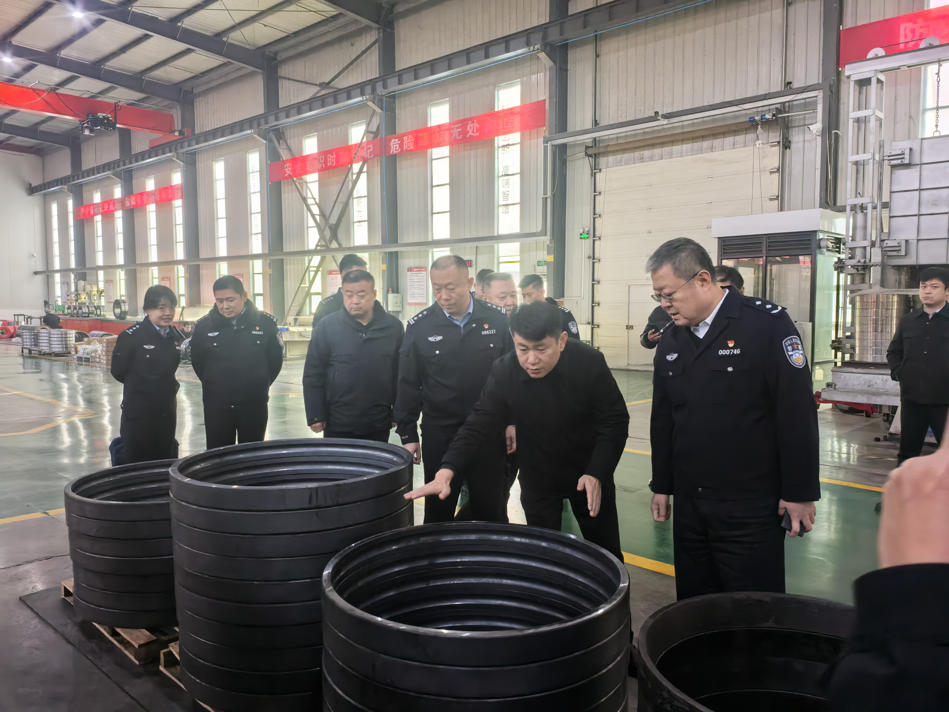 Shandong Provincial Public Security Department conducts in-depth research on the front line of the bearing industry in Yandian, escorting high-quality development