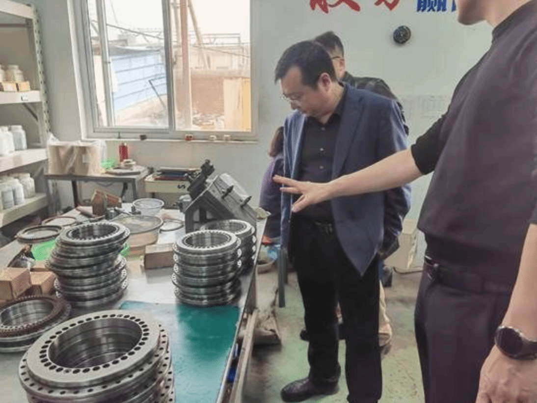 Luoyang Institute of Technology went to Luoyang Xinkai Bearing Technology Co., Ltd. to carry out industry university research cooperation and exchange